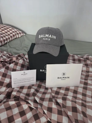 Balmain keps  - Balmain keps, använd men fof i riktigt fint skick. Äkta. 