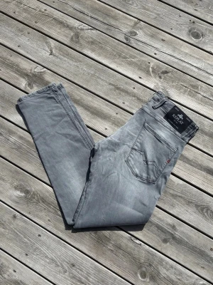 Grå raka jeans från Replay - Replay Anbass jeans | Mycket bra skick | Storlek 32/32 | Ställ gärna frågor 🫱🏻‍🫲🏼