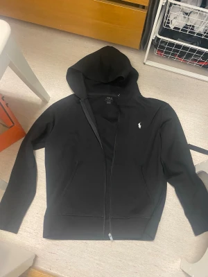 Zip tröja  - Säljer denna väldigt billigt, i mycket bra skick. 