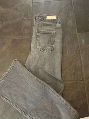 Jeans från ONLY - Fina jeans från ONLY, storlek M längd 34🌸