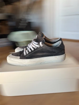 John Elliot low haze suede - John haze skor i storlek 42. Men de är lite stora så känns som 43/44. Har använt dom ett tag men inga stora defekter bara märken av användning