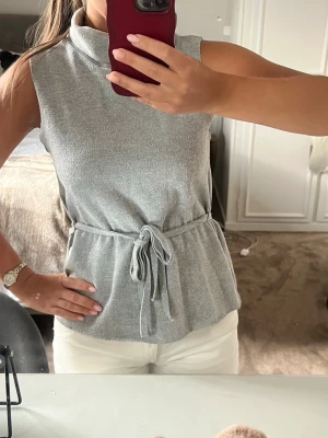 Stickad topp - Superfin topp från zara, perfekt nu till hösten. Går att använda både utan och med midjebandet