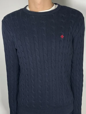 Kabelstickad Morris tröja - 👕 Plagg:  Kabelstickad tröja                                                                 📏 Storlek: L men sitter som M                                                                🏷️ Märke/Modell: Morris                                             ✨ Skick: Fint skick                                                        💬 Vid frågor är det bara att skriva!                                                                                          🛍️ Gramenti