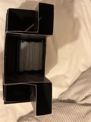 Pokémon Elite Trainer Box Pitch Black - Säljer en Pokémon Elite Trainer Box Mega Evolution pitch black,  innehåller en stor mängd samlarkort. Perfekt för dig som vill utöka din Pokémon-kortsamling eller spela Trading Card Game. Du får även med sleeves, saknas bara ett pack och några sleeves från boxen fick den idag i present. Har inte kollat upp alla kort kan finnas några bra vet att de är någon mega ex kort i.