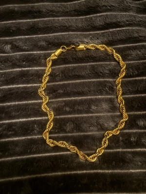 Guld Cordell kedja   - Säljer en fet guldpläterad kedja från indossa då den inte används. 10 mm tjock. Hör av dig vid frågor🙏🙌