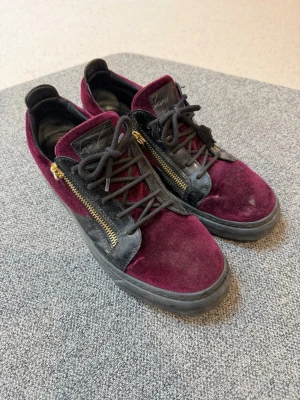 Giuseppes Zanotti Frankie  - Säljer nu mina giuseppes för jag ska köpa något nytt. Super sköna och bra skick, små defekter såsom ena dragkedja som är lite skadad men är fullt funktionell fortfarande. Skorna är en kombination av vinröd/rosa/lila och är riktigt feta.