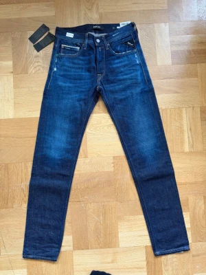 Mörkblå jeans från Replay - Mörkblå jeans från Replay, storlek W27 L32 och passformen Ronas. Hör av dig kring minsta fundering!
