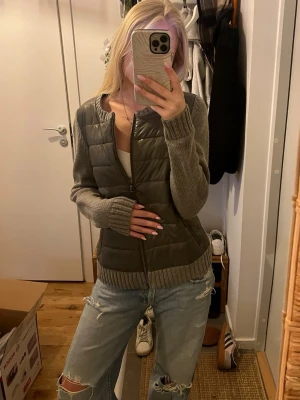 Cardigan jacka - Cardigan jacka som jag köpt på Sellpy men var tyvärr för stor för mig! Uppskattar s/m men står ingen storlek i❤️