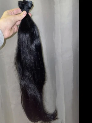 Äkta tejp löshår  - Säljer svart tejp löshår 75 gram 50-55cm. Detta räckte för en hel förlängning för mig som har lite tunnare hår. Har använt håret en månad tagit bort allt tejp och nytvättat. 