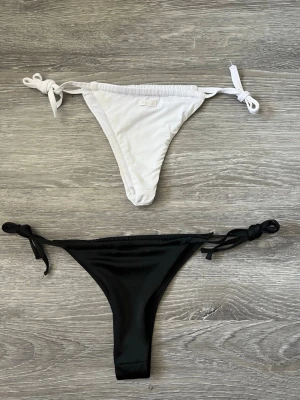 Svart och vit bikinitrosa i string från calzedonia och h&m - I superfint skick som ni kan se på bilden, de svarta är helt nya! Båda är i Xs och justerbara, se mått🥰Går även att köpa separat!