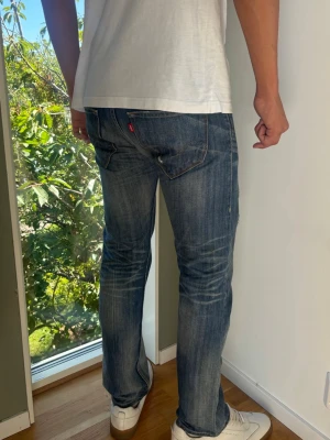 Levi’s 601 Straight Jeans Blå W30 L32 - Vintage Slitna Denim - Levi’s 601 Vintage Jeans med snygga detaljer & slitningar. Färg: Blå med ljusa tvättar, fades & slitningar Passform: Straight Storlek: W30 L32 Skick: B Grade Mått [platt] (±1 cm): A: 38 cm B: 104 cm C: 27 cm D: 20 cm OBS: Jeansen passar inte på killen i bilden! Tveka inte att höra av dig vid frågor eller funderingar.  Skickas snabbt!