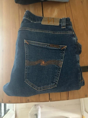 Nudie Jeans - Säljer ett riktigt schyst par Nudie Jeans i RIKTIGT bra skick! Stl w32-L30 och stretchiga SJUKT sköna och passar perfekt nu till hösten med en fin mörkblå färg. Modell: Lean Dean: slim. Snabb affär➡️bättre pris!
