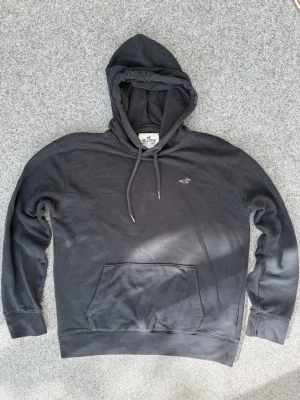 Hollister hoodie | M ~ Sällsynt - Säljer denna sällsynta hoodie från Hollister | Storlek: M | Mycket bra skick | Från ”Must Have” kollektionen som inte säljs längre - Därav Sällsynt | Hör av er vid intresse!🌟