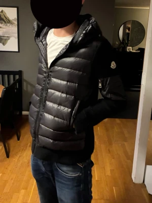 Svart moncler cardigan  - Perfekt till dig som vill vara varm i vinter och fortfarande se stil ren ut, riktigt skön och varm
