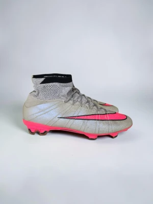 Mercurial superfly 4 - Storlek: 41  Klassisk grå/silverfärgad design med signaturens rosa (“Racer Pink”) swoosh och kontrasterande rosa dubbsula. Sockliknande konstruktion runt ankeln ger stabil passform och bra känsla i varje touch.  ✅ Bra skick ✅ Storlek 41 ✅ Äkta vara  Hör av dig vid frågor eller om du vill ha fler bilder! ⚽️
