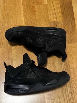 Jordan 4  - 🔥 Jordan 4 Black Cat i svart.  Skorna är i bra skick och säljs utan originalbox. 📦❌ Pris kan även diskuteras ‼️‼️‼️‼️ Kan skickas eller mötas upp i Stockholm för en smidig affär. 📍🤝 Skriv gärna om du har frågor! 🖤