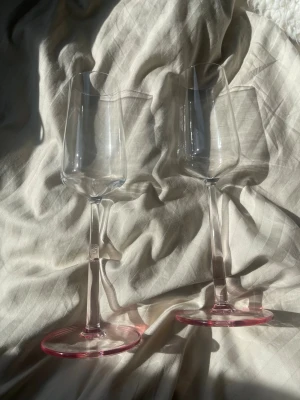 Iittala Essence champagneglas rosa - Fina champagneglas med rosa botten från iittala i 2 pack. Säljer då jag fick några i present, men redan har hemma.  Oanvändna, med låda Kan sälja 1 eller 2 paket, så 2 eller 4 glas.  1 paket (2 glas) för 300kr 2 paket (4 glas) för 500kr Nypris för 1 paket - 500kr