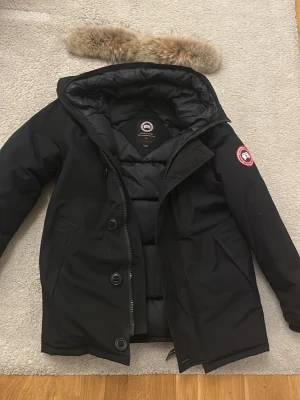 Canada goose chateau jacka - Tjäna säljer min Canada goose chateau jacka som jag vill sälja. Jackan tillkommer med päls och är i 8/10 skick. Storleken är XS men rekommenderar att man har M där de är XS man.   vid intresse så går det bra att höra av sig. Ej bara seriösa kunder. Tar gärna emot bud, kan pruta vid snabb affär 😁