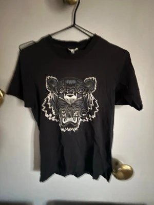Kenzo t shirt - En fin svart t shirt i storlek xs men passar även s