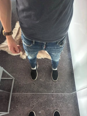 Dsquared2 jeans - Dsquared2 jeans. Storlek 44 (IT). Köpta på Vestaire Collective. Om frågor finns så tveka inte - fråga på! Mvh 