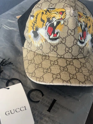 Gg mönstrad keps - Kepsen är fin med fina detaljer på framsidan och insidan som 2 tiger