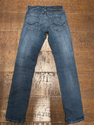 Jack & Jones Jeans - Fina jeans från Jack & Jones i modellen ”Slim Glenn”. Storlek 27/32 men sitter som 29 i midjan. Bara använda cirka 10 gånger så är i nyskick. Mycket stretch på dem också så är passar mycket större. Priset går att diskutera