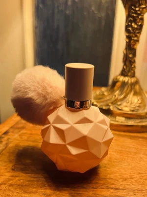 Ariana Grande Sweet Like Candy, EdP, 30ml -  Perfekt som en snygg detalj på sminkbordet!