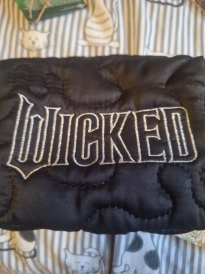 Wicked necessär  - Wicked necessär kanske använd 2-3 ggr. Annars i helt nytt skick