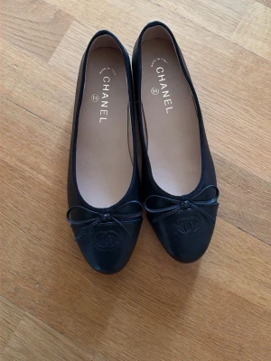 Svarta ballerinaskor från Chanel - Klassiska svarta ballerinaskor från Chanel. Köpta på Vinted därav ej kvitto. De är små i storlek! 
