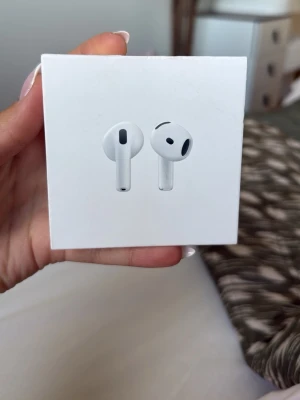 AirPods 4 - Aldrig använt och är helt nya, köpte för någon dag sedan men har nya så behöver ej dem! Har kvitto och allt kvar till dem när de köptes.  Skriv vid intresse 