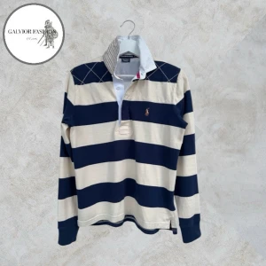 Långärmad randig rugbytröja pikétröja polo Ralph Lauren sport - Marinblå/krämvit randig rugbytröja från vintage linjen Ralph Lauren Sport. Lapp märkt L, men passar snarare storlek S eller en mindre M. Unik modell med snygga argyle detaljer över axlarna, dold knappslå samt randig undersida på kragen. Rejäl bomull.  Skick: 8,5/10. Mycket fint, sparsamt använt skick utan några defekter. Hör av dig för mått.  ~ Nypris ca 2000-3000 kr | Mitt pris: 699 kr. Alla följare får rabatt, så följ!