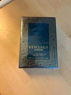 Versace Eros Eau de Parfum 100 ml - Versace Eros Eau de Parfum 100 ml. Helt ny och oöppnad i originalförpackningen. Fick den i födelsedagspresent men har redan samma parfym, så säljer den vidare.