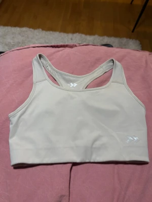 Beige sport-bh  - Beige sportbh från lager 157. Storlek S. Bh-inlägg tillkommer.