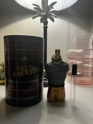 Jean Paul Gaultier le male elixir  - Jean Paul Gaultier Le Male Elixir 10ml  🍯 En riktigt söt och kraftfull doft från JPG. Varm, sensuell och lite kryddig med en tydlig sötma. Passar riktigt bra till kvällar, dejter, fest och kallare väder.  📦 10ml sample 💰 139kr  Perfekt storlek om du vill använda doften flera gånger och verkligen känna om den passar dig. SKICKAR SAMMA DAG!  ✨ Fräsch och noggrant fylld glasflaska