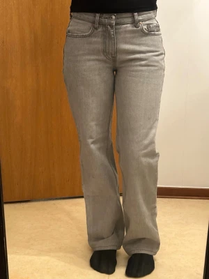 Ljusgrå raka jeans - Säljer ett par fina ljusgrå straight leg-jeans från Gina Tricot i storlek 32. De är midwaist och har en enkel, stilren modell som passar verkligen till allt. Perfekta att matcha med både vardagskläder och lite finare outfits💕💕💕🤍