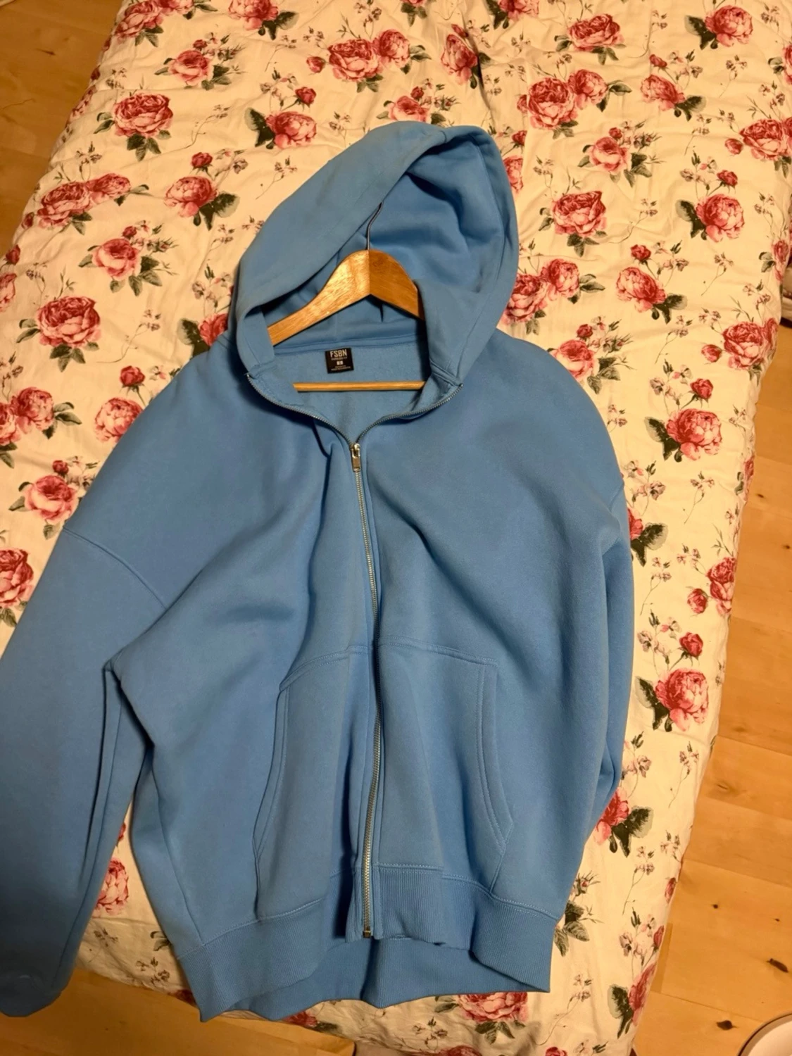 Ljusblå hoodie med dragkedja