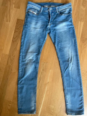 Diesel Sleenker jeans 16y - Snygga Diesel Sleenker jeans. Skick 8/10 Använda men väl omhändertagna. Säljer dem eftersom de inte används längre.