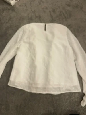 vit blouse från gina tricot - Jättefin kalas blouse ifrån gina tricot, bekväm och snygg samtidigt!! storlek 158/164