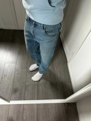 Blåa Lee rider jeans - Klassiska Lee Rider jeans med snygg och tidlös passform. Jag är 180 cm / 70 kg och bär jeansen på bilderna, så passformen syns tydligt.  Jeansen är i mycket fint skick utan defekter. Inga hål, fläckar eller andra skador.  Modell: Lee Rider Storlek: W30 L33 Nypris: ca 1 000 kr Skick: Mycket fint skick  Mått:  * Längd: 105 cm * Bredd: 40 cm * Benbredd längst ner vid ankeln: 18 cm  📦 Postas inom 24 timmar! 📸 Se bilder för skick och passform.