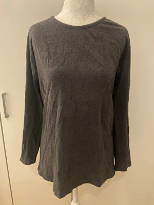 Mörkgrå tröja - En mörkgrå tröja i storlek L? Vissa fläckar/märken (se bilder). 