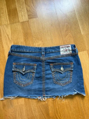 Jeanskjol från True Religion - As snygg jeans kjol från tru religon.Använd vid 2 tillfällen och har inga märken på användning. Säljer för795kr😚.Postar så fort jag får möjlighet💋