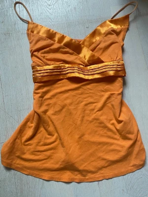 Vintagelinne från Gioecco - Snygg orange linnetopp från Gioecco med tunna axelband och omlott-detalj framtill 🧡
