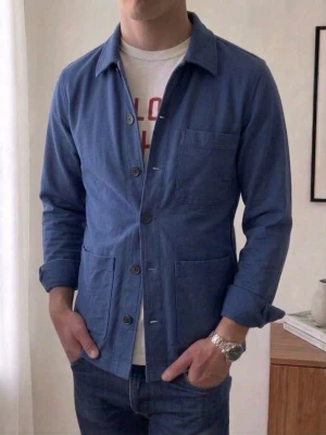 Mörkblå Overshirt  - Mörkblå Overshirt i strl M men sitter som en S! Bra skick och hör gärna av er vid frågor elr funderingar!!