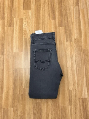 Replay jeans - Snygga mörkgrå jeans med raka ben och klassiska bakfickor med dekorativ söm. Jeansen har en enkel och stilren look, perfekta till en avslappnad outfit. Tillverkade i ett mjukt denimtyg som ger skön passform.