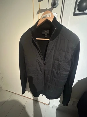 Svart quiltad bomberjacka - Snygg svart Belstaff cardigan med quiltat mönster på framsidan och släta ärmar. Perfekt nu inför hösten. Kom i dm för att diskutera pris Nypris:3000
