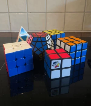 Rubiks kuber - Säljer en samling med 6 olika Rubiks kuber, inklusive klassiska 3x3, 2x2, en megaminx och en pyramidformad kub. Färgerna är blandade. Perfekt för dig som gillar hjärngympa och utmaningar. Går att köpa separat också, pris är diskuterbart 