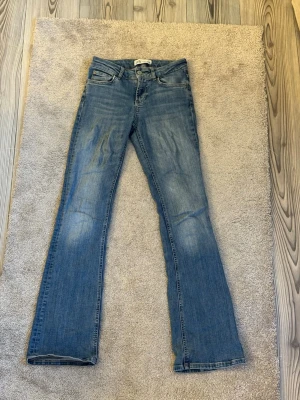 Blå bootcut jeans från Zara  - Ett par klassiska blå bootcut jeans. Jeansen har fyra fickor och normal midja. passformen är något utsvängd nedtill för en retro vibe.