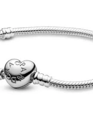 Silverarmband med hjärtformad lås - Snyggt silverfärgat armband från Pandora med ett hjärtformat lås där märkesnamnet är ingraverat. Armbandet har en klassisk orm-länk design och passar perfekt för att addera berlocker eller bära som det är. Stilren och tidlös accessoar.