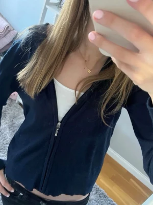 Mörkblå zip hoodie  - Säljer denna snygga mörkblå zip hoodie med dragkedja framtill. Tröjan är i bra skick och använd fåtal gånger men säljer då den inte kommer till användning!💗Skriv gärna för fler bilder eller prisförslag!