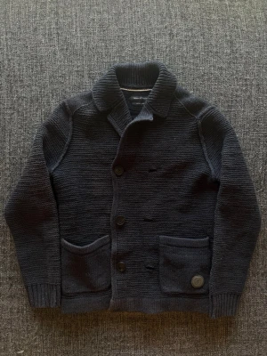 Marc O’polo cardigan   - Marc O’Polo cardigan stickad | st M | Snygg stickad cardigan med knappar. Sällsynt och eftertraktad vintage modell som produceras ej längre och går knappt att få tag på. Vintage 2000’s modell. Perfekt nu till sensommaren/hösten 🏄 Kan även gå ner lite i pris vid snabb affär!